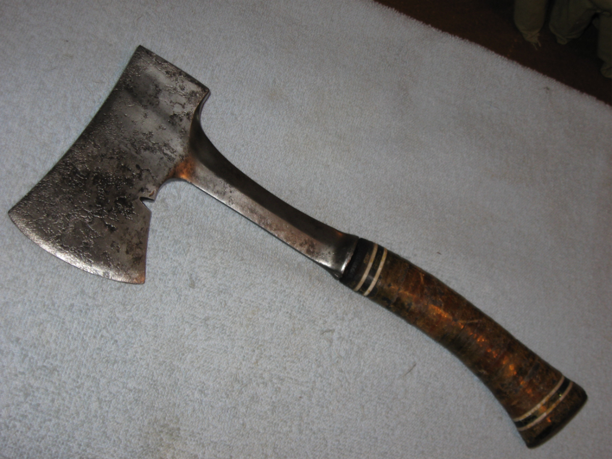 ESTWING VINTAGE MODEL 24A HATCHET W/NAIL PULLER AND SHEATH 17196252